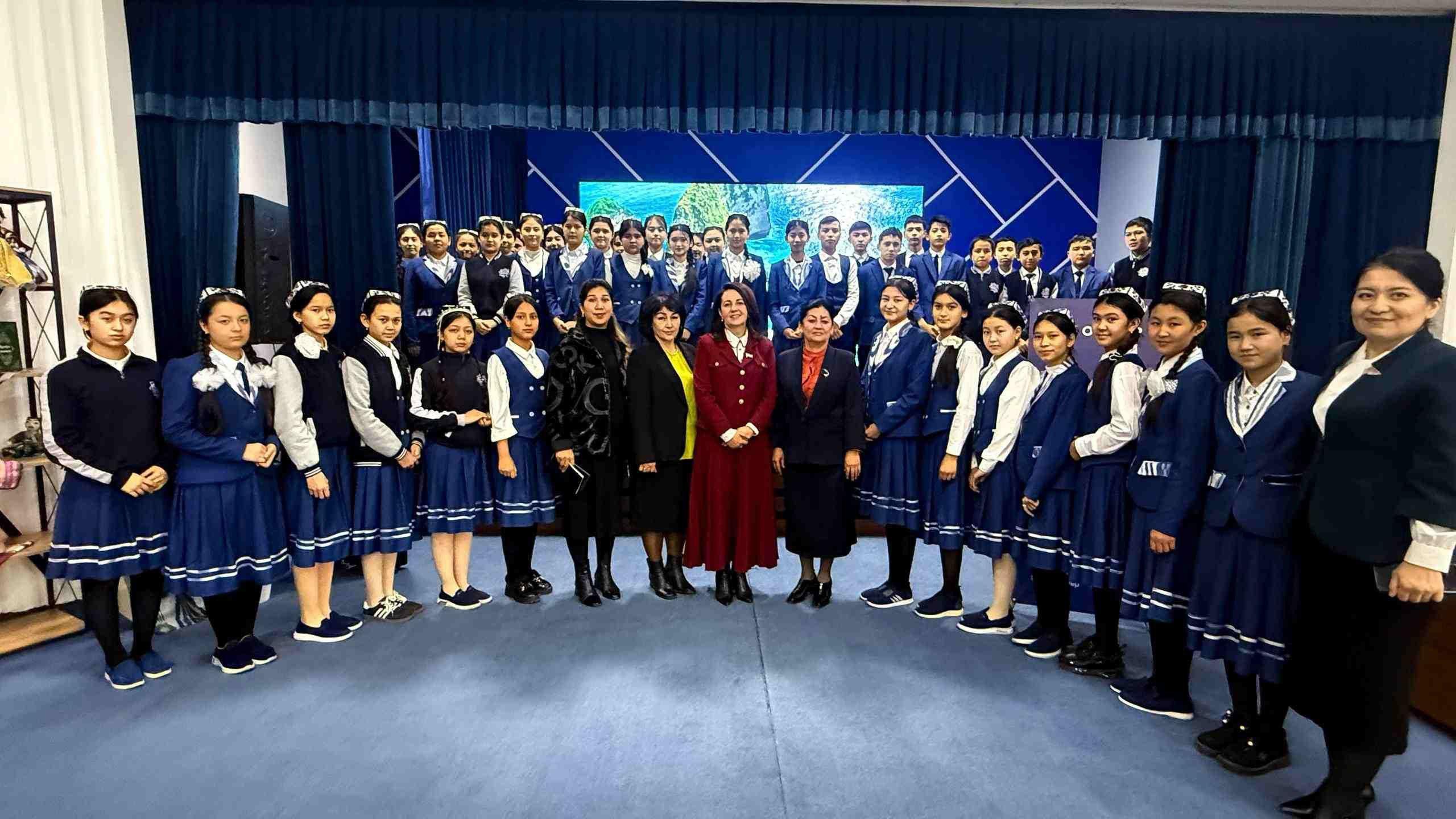 Muhammad Yusuf nomidagi ijod maktabida O‘zbekiston Respublikasi Oliy Majlis Qonunchilik palatasi deputati Yekaterina Smesova ishtirokida "Deputat va yoshlar" doirasida ochiq muloqot va uchrashuv tashkil etildi.  🔹Mazkur uchrashuv davomida yoshlar bilan samimiy suhbat o‘tkazilib, mamlakatimizda amalga oshirilayotgan islohotlar, yoshlar siyosati, ta’lim sohasidagi yangilanishlar hamda qonunchilik jarayonlari haqida atroflicha ma’lumot berildi.